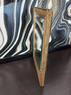 Petit miroir vintage en bois doré, verre biseauté avec chaîne