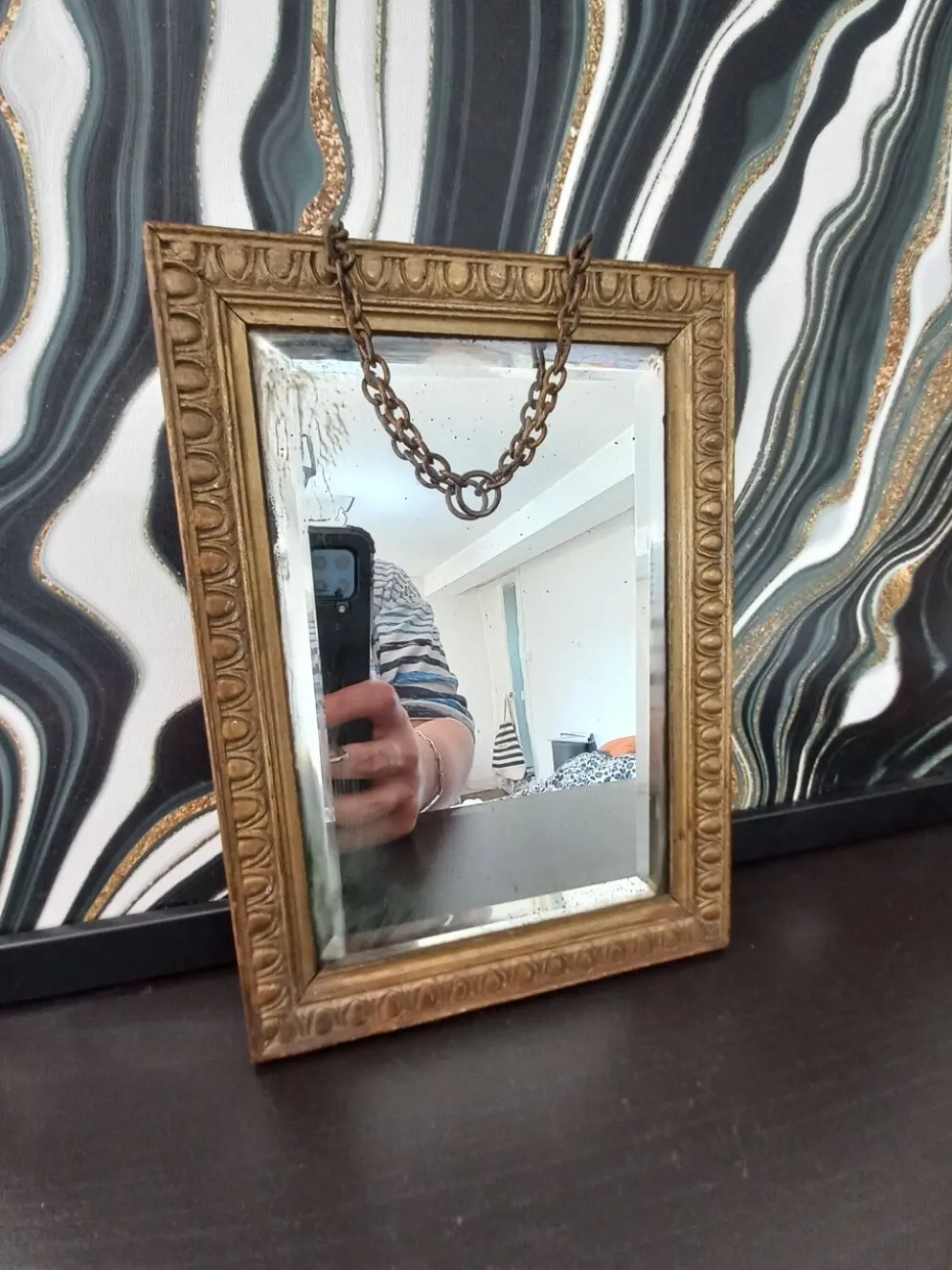Petit miroir vintage en bois doré, verre biseauté avec chaîne