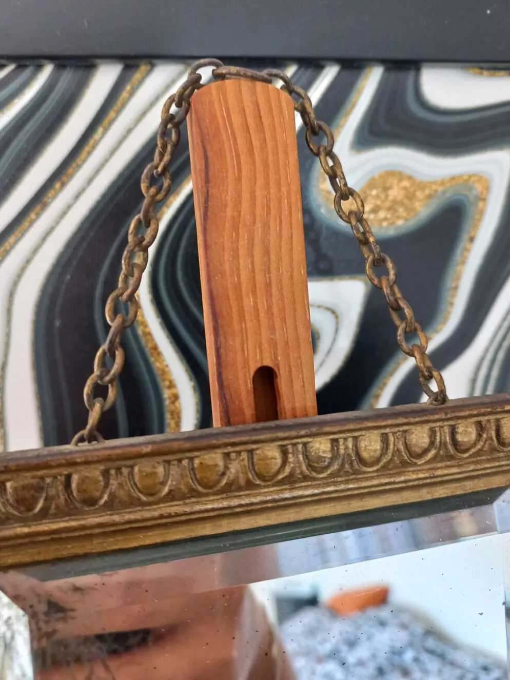 Petit miroir vintage en bois doré, verre biseauté avec chaîne