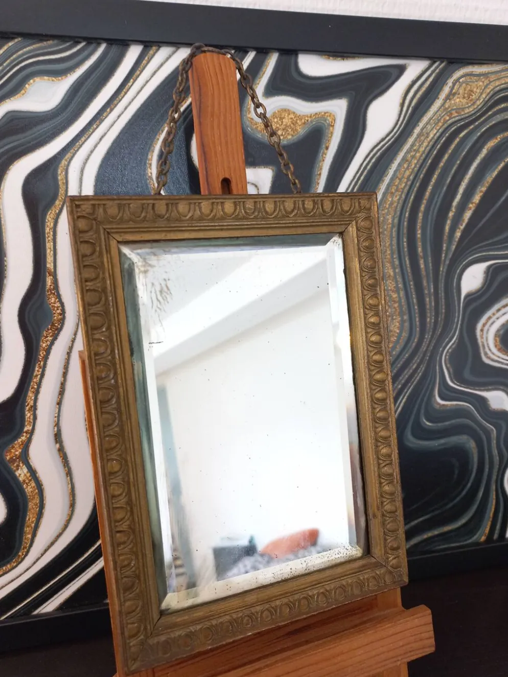 Petit miroir vintage en bois doré, verre biseauté avec chaîne