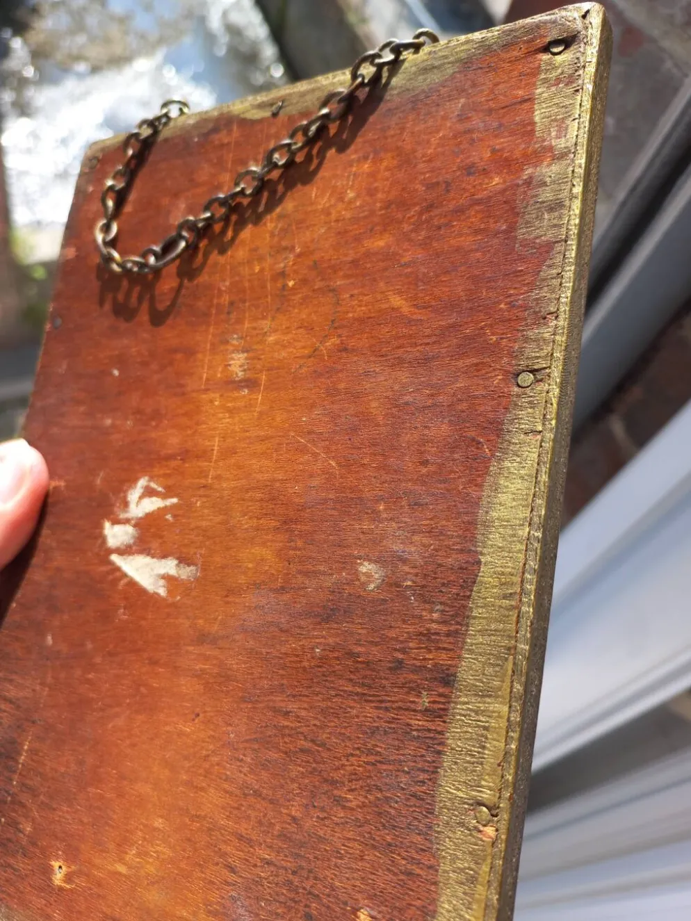 Petit miroir vintage en bois doré, verre biseauté avec chaîne