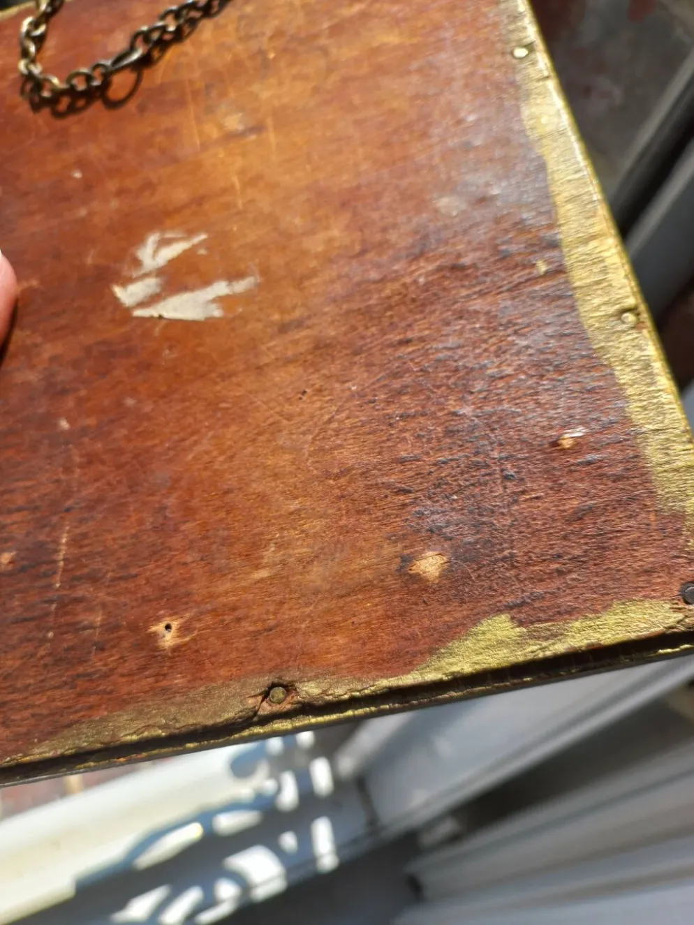Petit miroir vintage en bois doré, verre biseauté avec chaîne