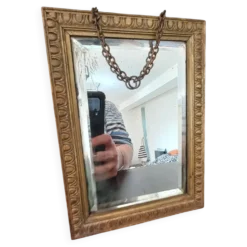 Petit miroir vintage en bois doré, verre biseauté avec chaîne