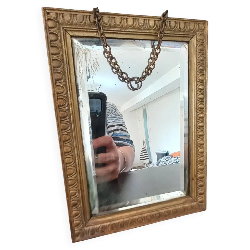 Petit miroir vintage en bois doré, verre biseauté avec chaîne