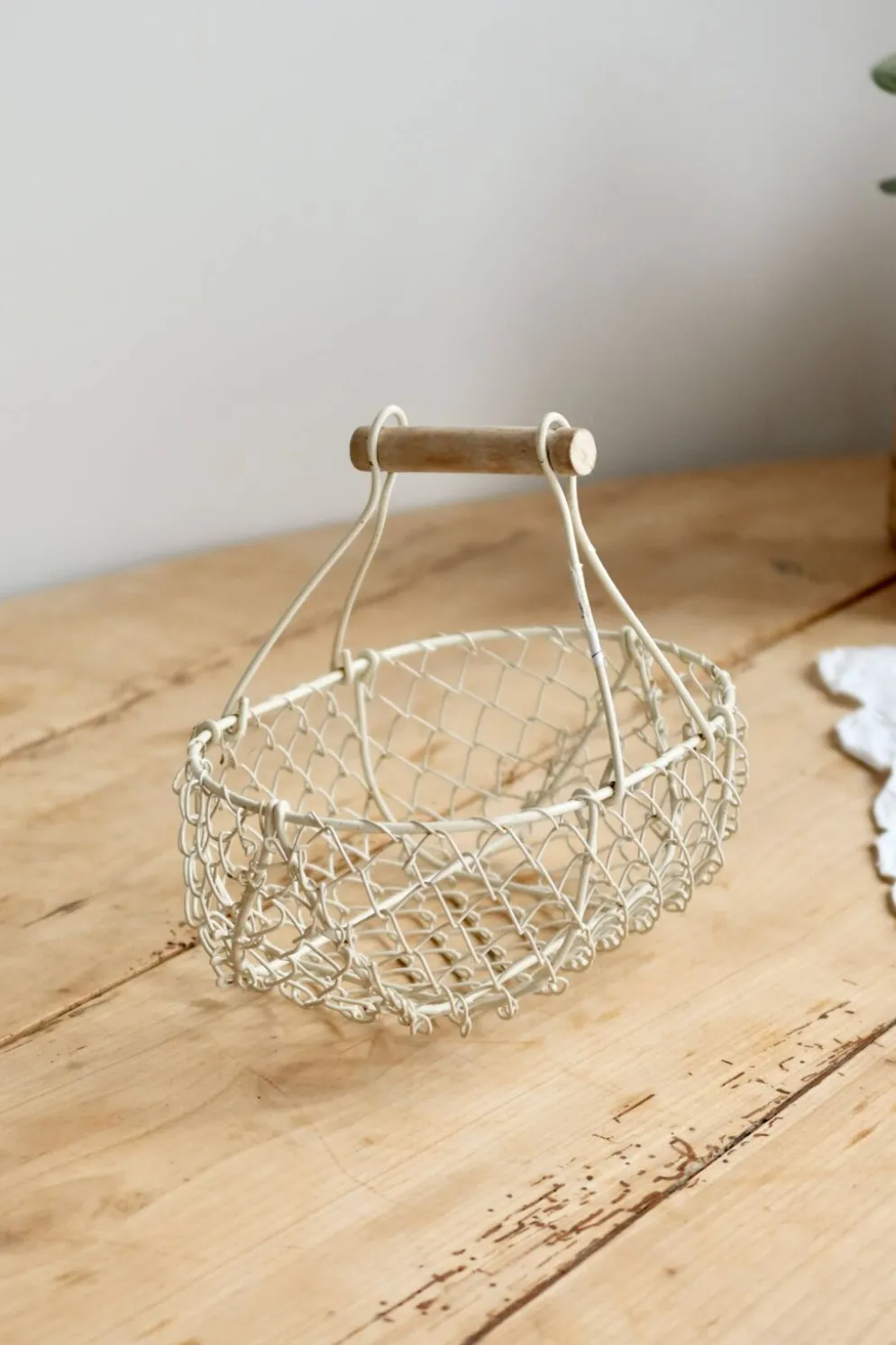 Petit panier de récolte vintage en métal blanc