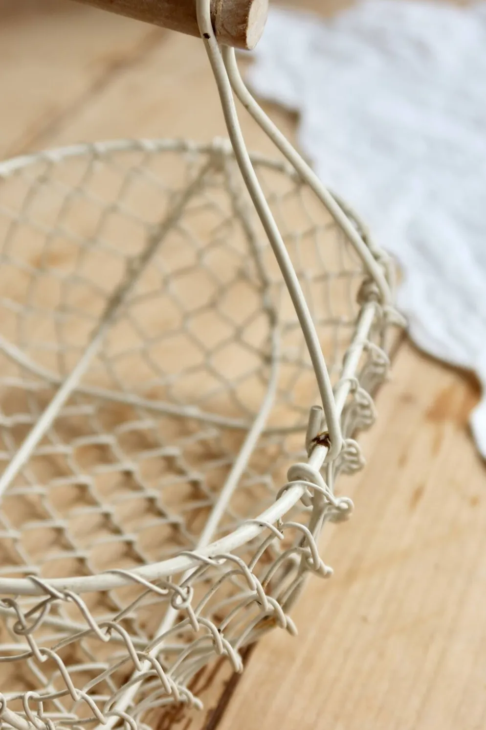 Petit panier de récolte vintage en métal blanc