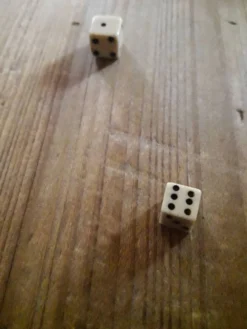 Petits dés et carte à jouer très anciens