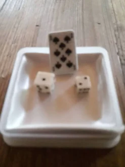 Petits dés et carte à jouer très anciens