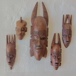 5 petits masques africains, art tribal, sculpture en bois