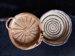 2 petits paniers/plateaux en osier