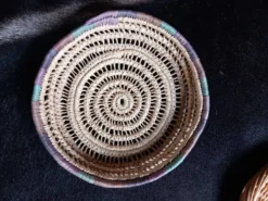 2 petits paniers/plateaux en osier