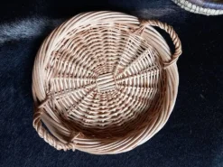 2 petits paniers/plateaux en osier