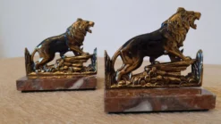 Petits serre-livres lions rugissants en régule patiné sur socle en marbre