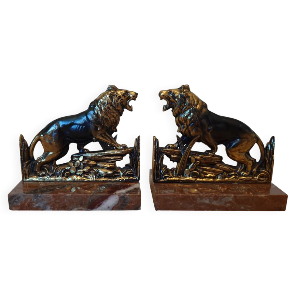 Petits serre-livres lions rugissants en régule patiné sur socle en marbre