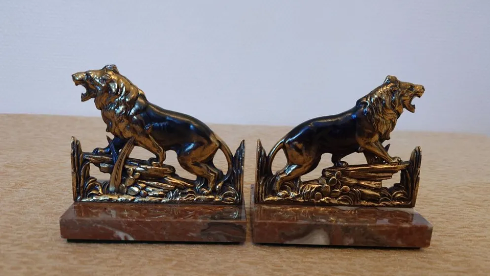 Petits serre-livres lions rugissants en régule patiné sur socle en marbre