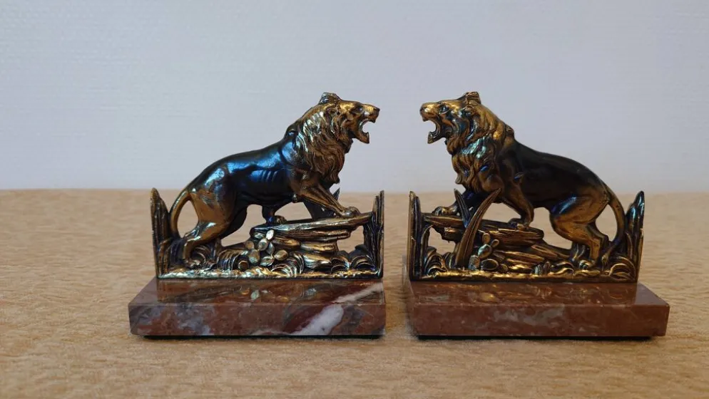 Petits serre-livres lions rugissants en régule patiné sur socle en marbre