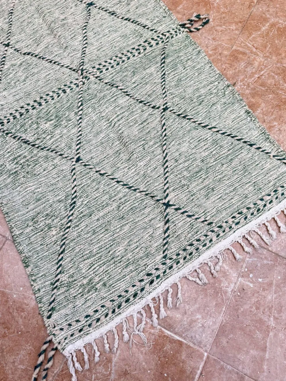 Petit tapis berbère marocain Zanafi kilim) pour chambre et salon