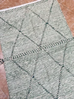 Petit tapis berbère marocain Zanafi kilim) pour chambre et salon