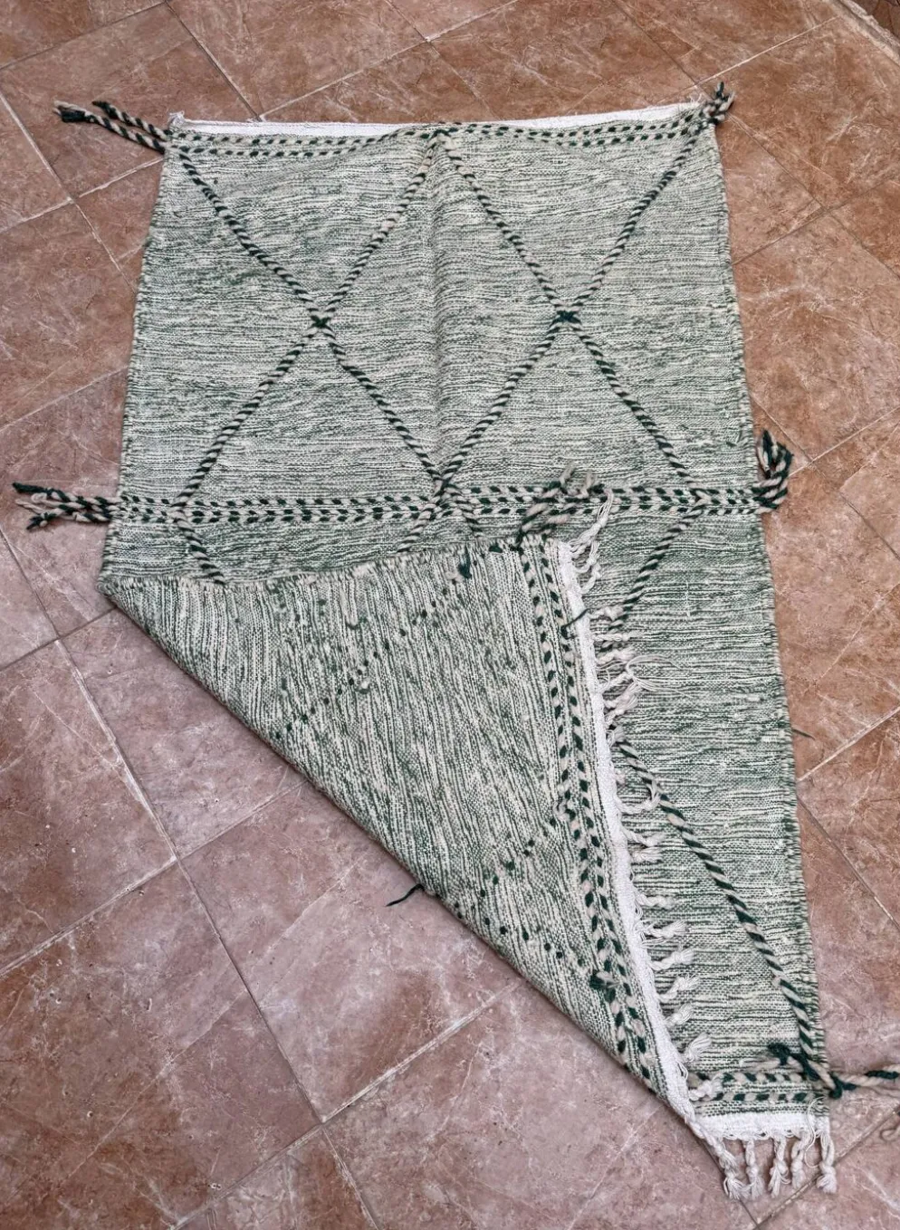 Petit tapis berbère marocain Zanafi kilim) pour chambre et salon