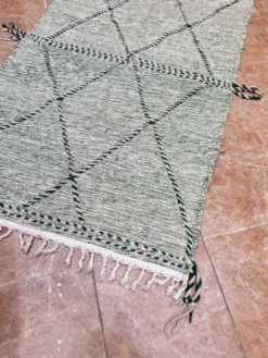 Petit tapis berbère marocain Zanafi kilim) pour chambre et salon