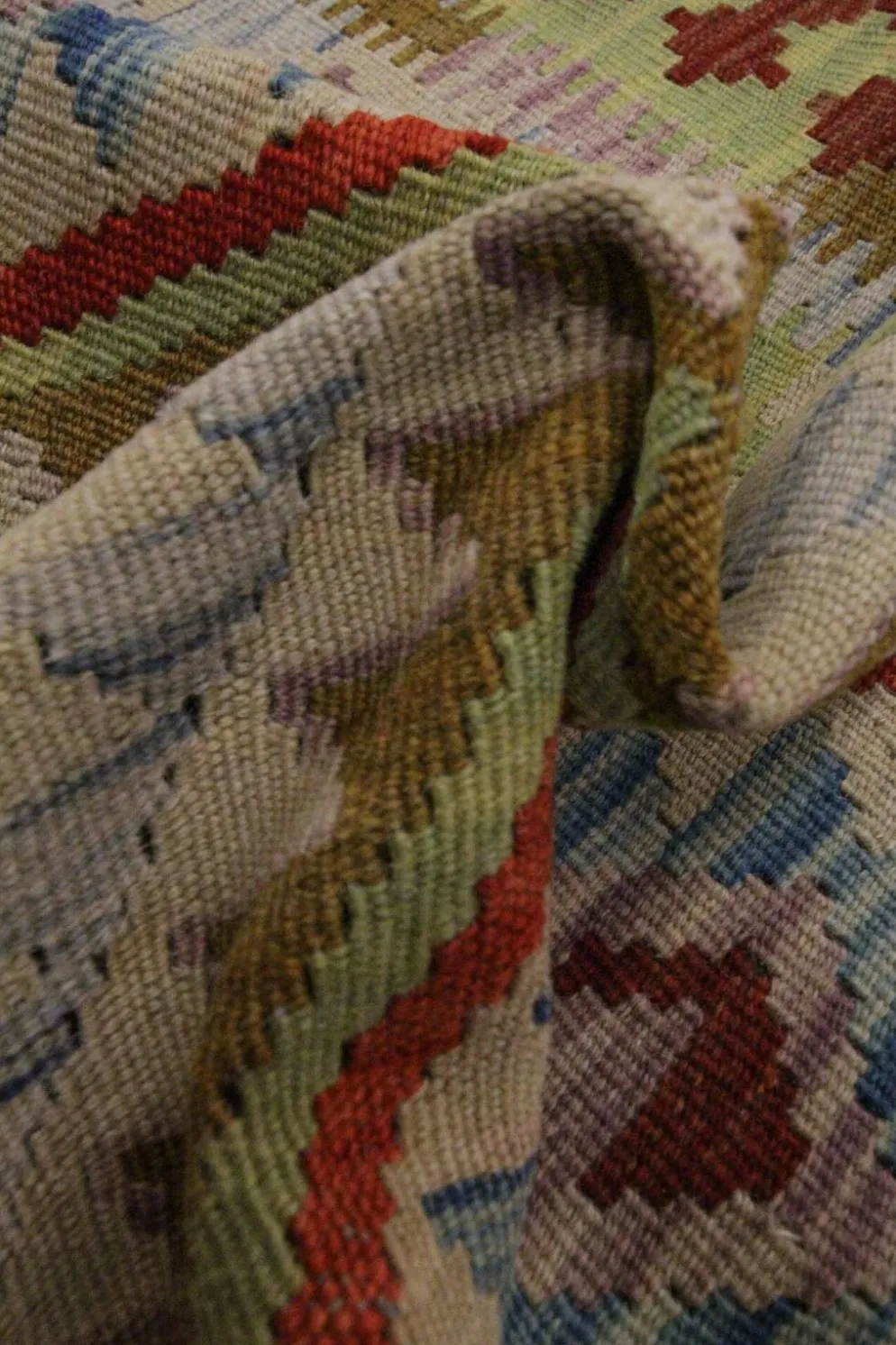 Petit tapis en laine tissé à plat avec un motif géométrique en zigzag pour le salon.