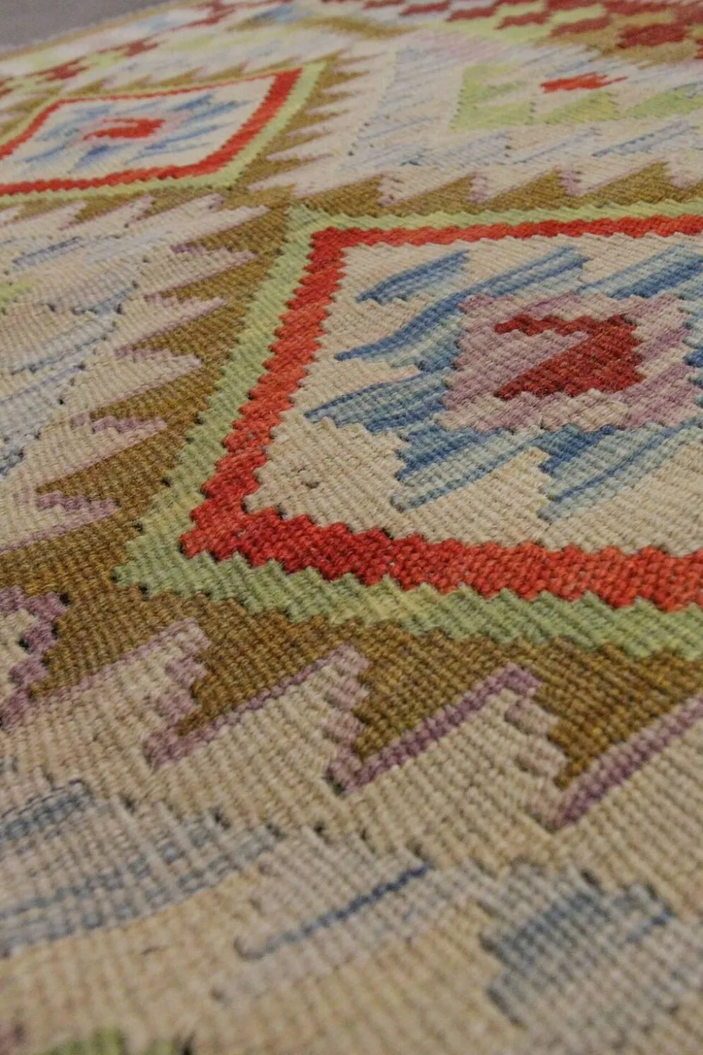 Petit tapis en laine tissé à plat avec un motif géométrique en zigzag pour le salon.