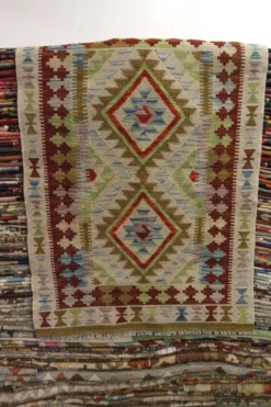 Petit tapis en laine tissé à plat avec un motif géométrique en zigzag pour le salon.