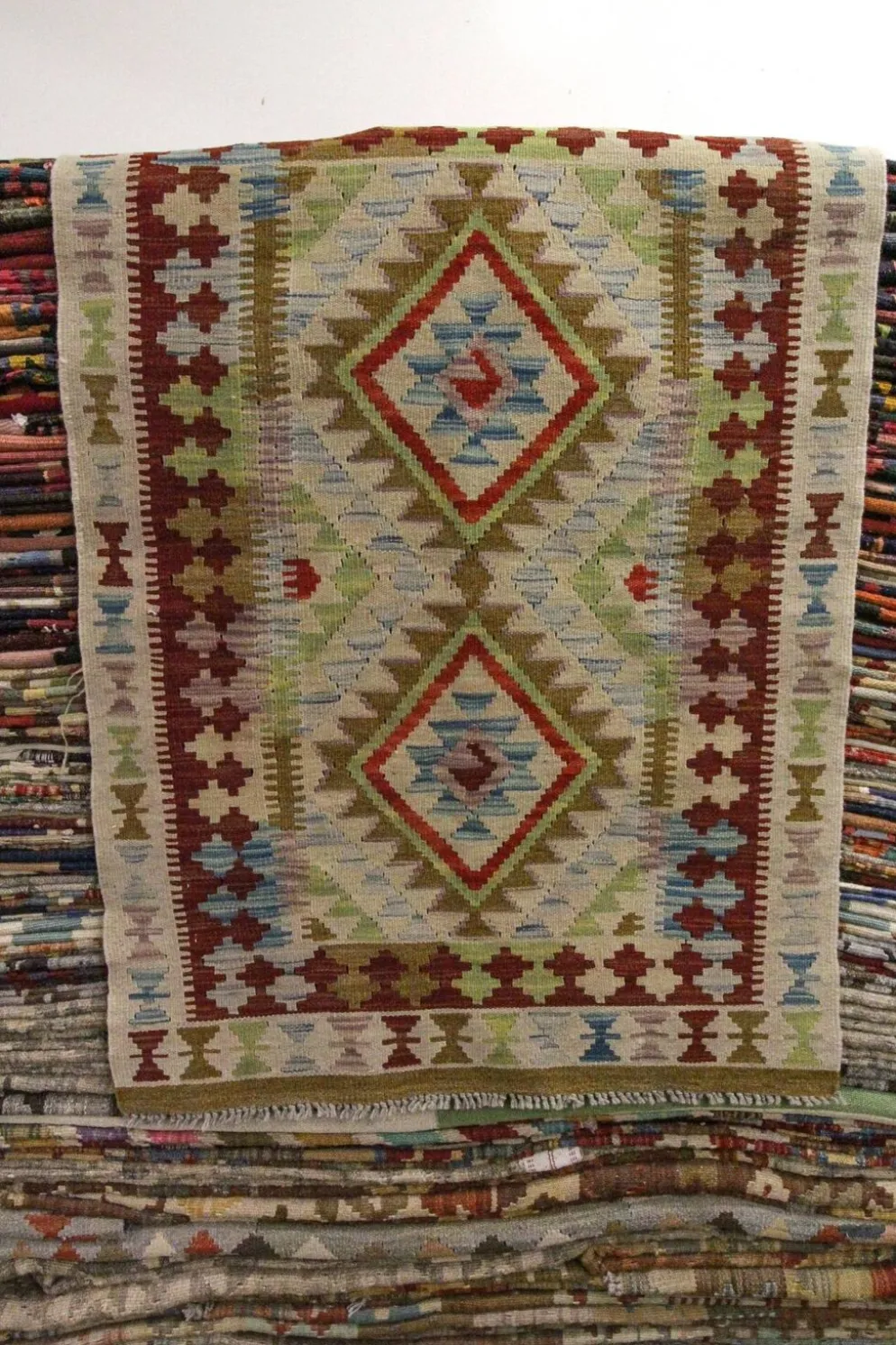 Petit tapis en laine tissé à plat avec un motif géométrique en zigzag pour le salon.