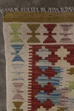 Petit tapis en laine tissé à plat avec un motif géométrique en zigzag pour le salon.