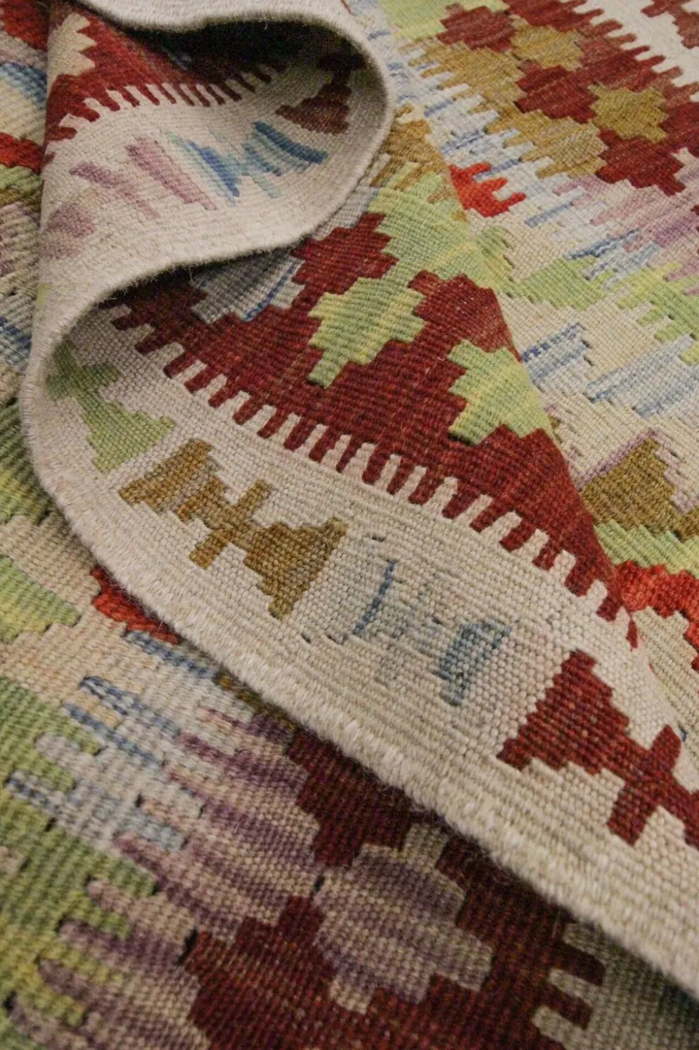 Petit tapis en laine tissé à plat avec un motif géométrique en zigzag pour le salon.
