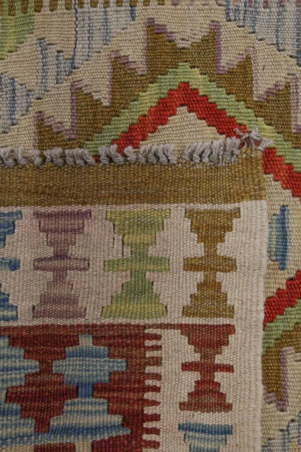 Petit tapis en laine tissé à plat avec un motif géométrique en zigzag pour le salon.