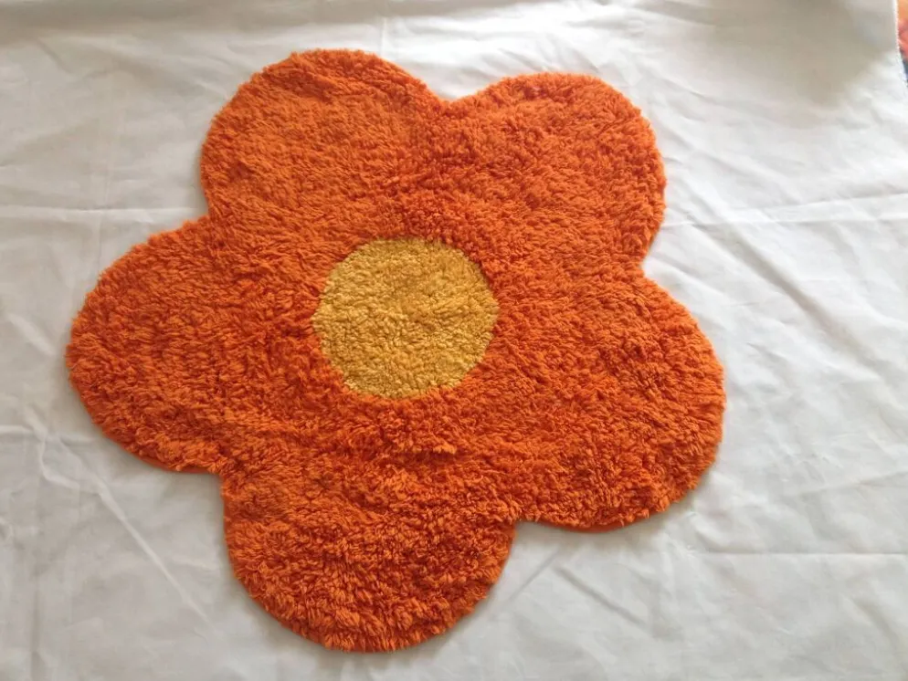 Petit tapis forme fleur année 70 vintage