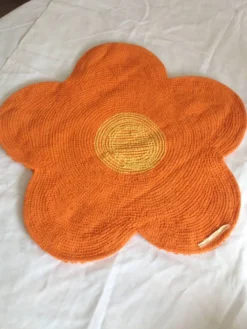 Petit tapis forme fleur année 70 vintage