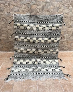 Petit tapis kilim berbère marocain Zanafi noir pour chambre et salon