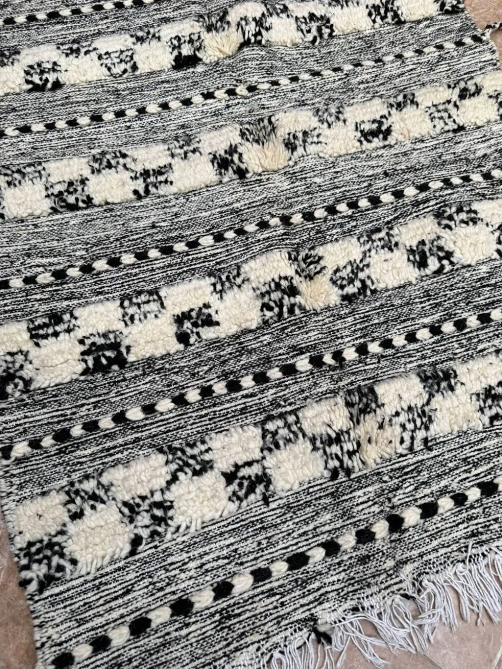 Petit tapis kilim berbère marocain Zanafi noir pour chambre et salon