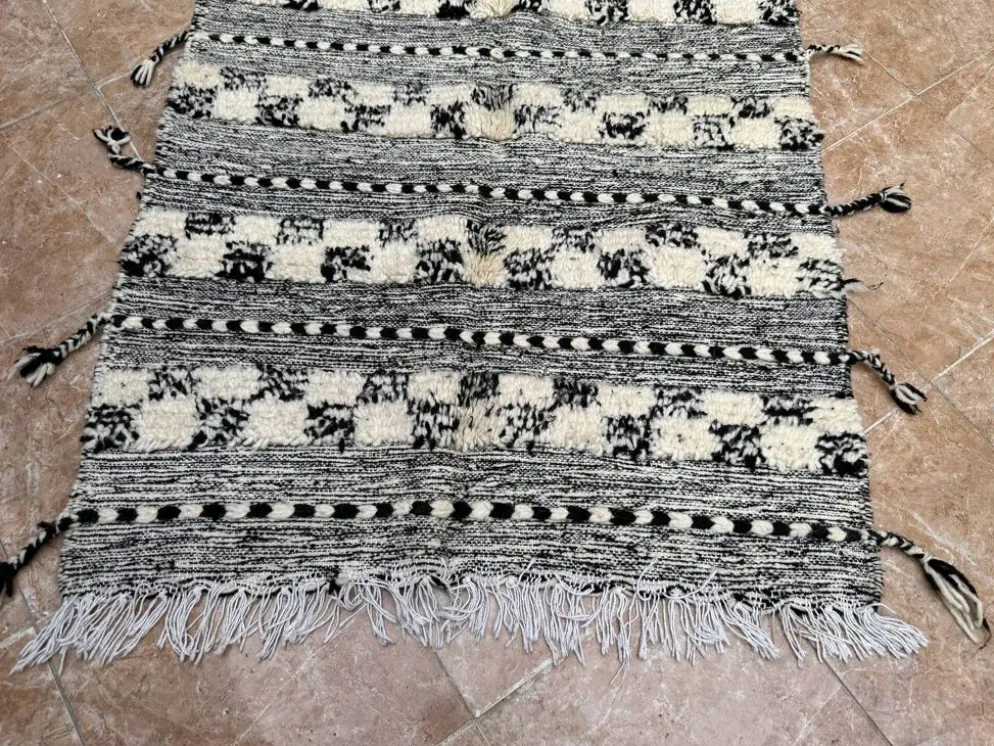 Petit tapis kilim berbère marocain Zanafi noir pour chambre et salon