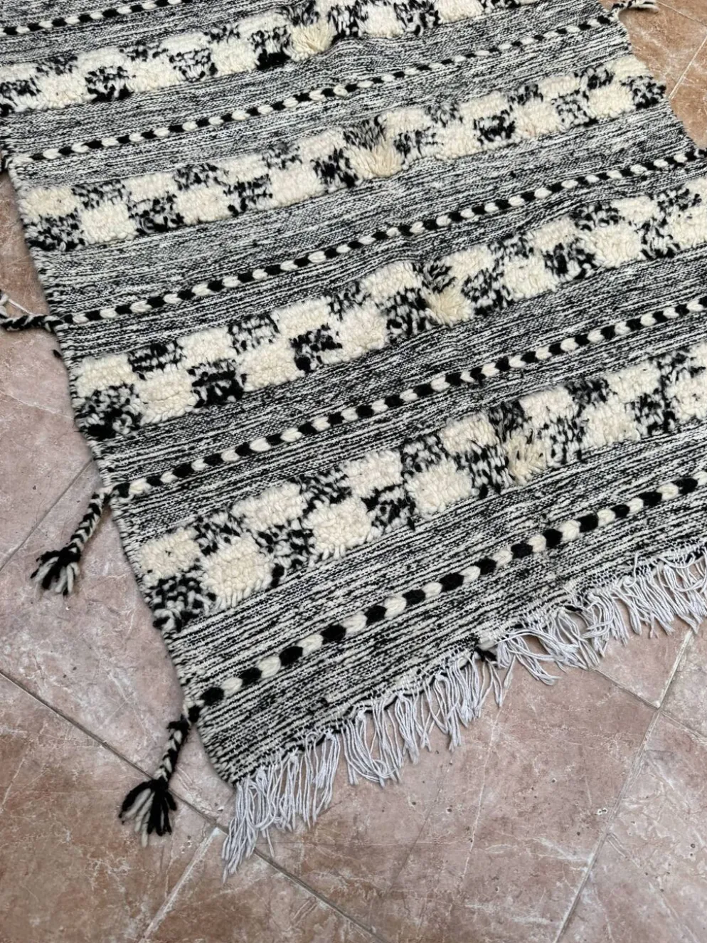 Petit tapis kilim berbère marocain Zanafi noir pour chambre et salon