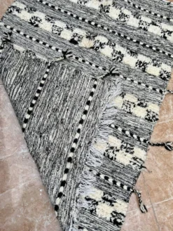 Petit tapis kilim berbère marocain Zanafi noir pour chambre et salon