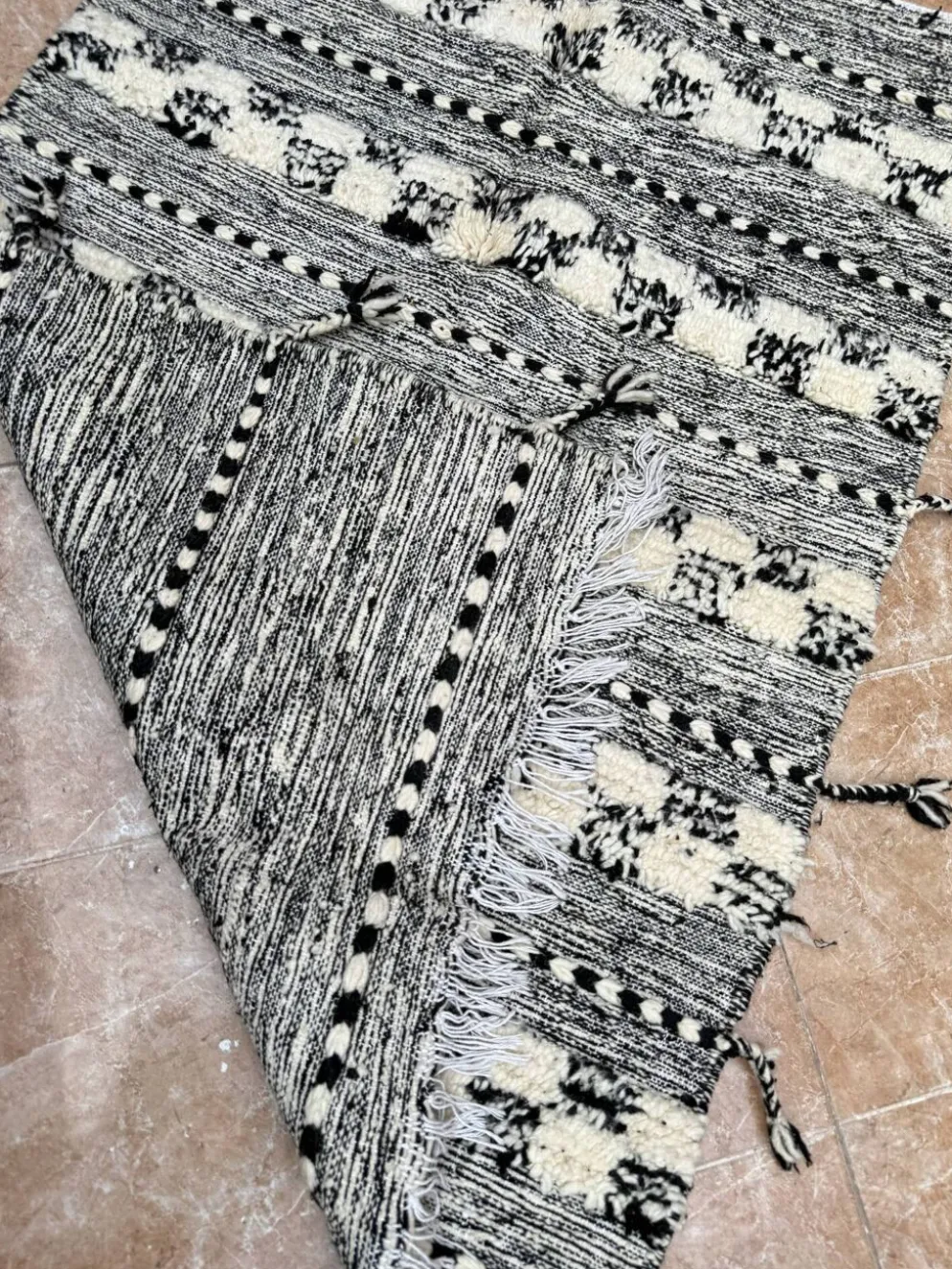Petit tapis kilim berbère marocain Zanafi noir pour chambre et salon