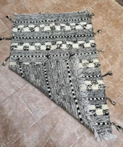 Petit tapis kilim berbère marocain Zanafi noir pour chambre et salon