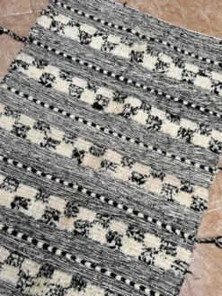 Petit tapis kilim berbère marocain Zanafi noir pour chambre et salon