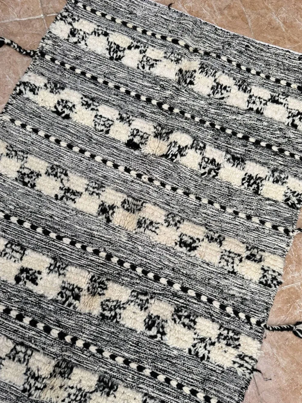 Petit tapis kilim berbère marocain Zanafi noir pour chambre et salon