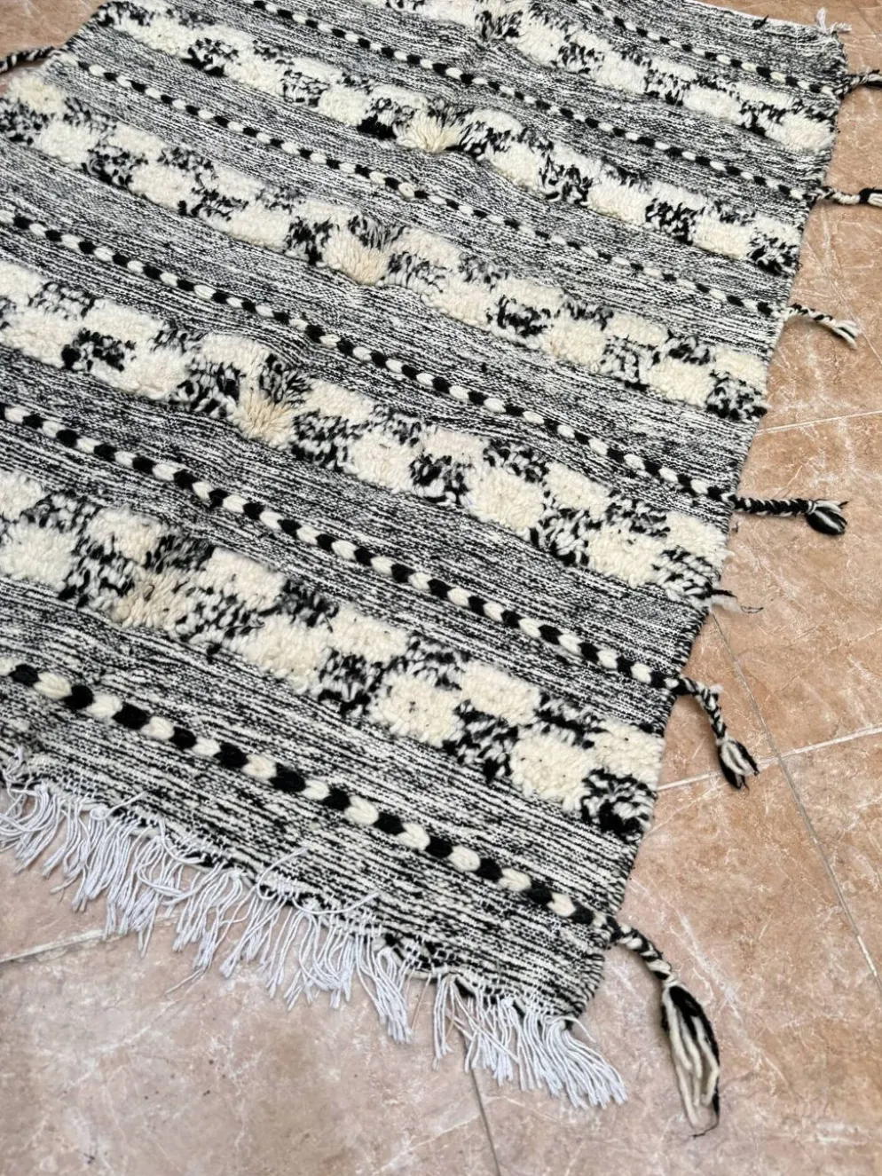 Petit tapis kilim berbère marocain Zanafi noir pour chambre et salon