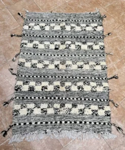 Petit tapis kilim berbère marocain Zanafi noir pour chambre et salon