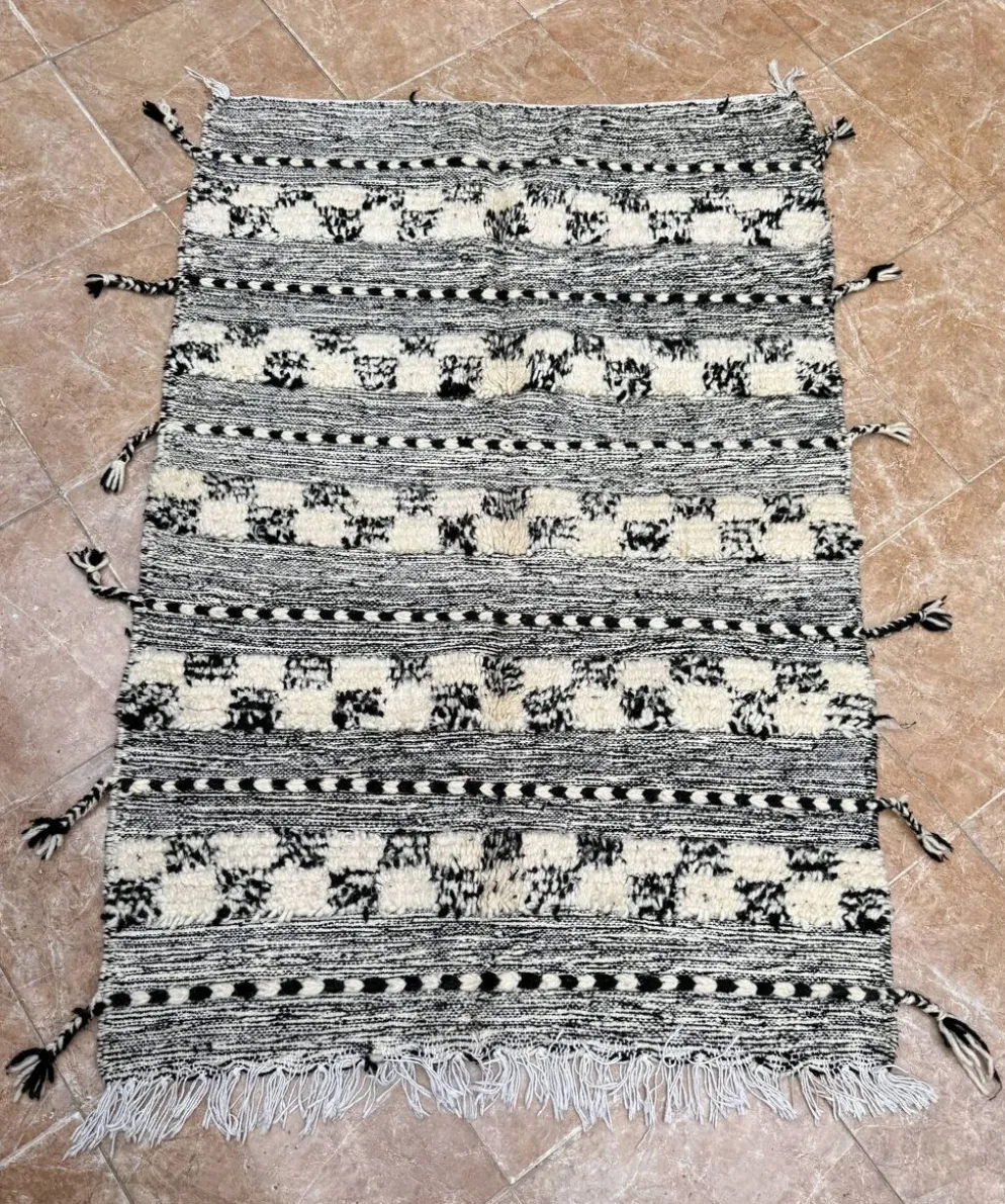 Petit tapis kilim berbère marocain Zanafi noir pour chambre et salon