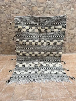 Petit tapis kilim berbère marocain Zanafi noir pour chambre et salon