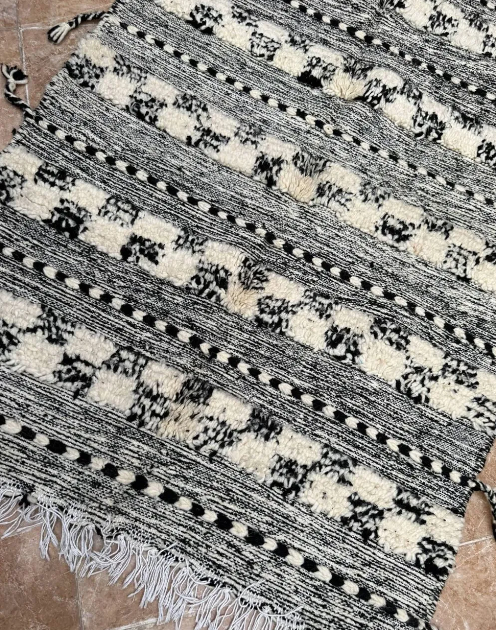 Petit tapis kilim berbère marocain Zanafi noir pour chambre et salon