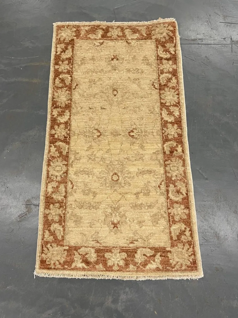 Petit tapis oriental, tapis d'entrée Ziegler crème en laine pour couloir.