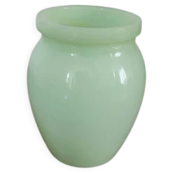 Petit vase en opaline verte