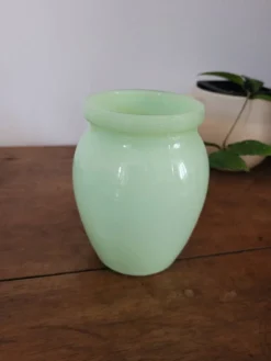 Petit vase en opaline verte